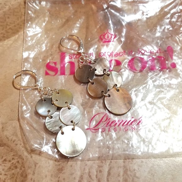 NEW Premier Designs Mother of Pearl Disc Dangle Earrings - Picture 4 of 5